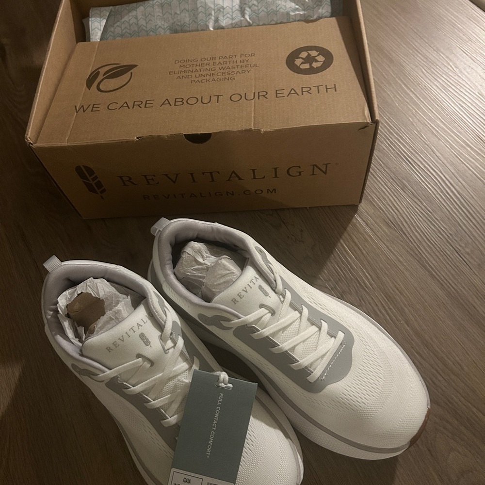 REVITALIGN Gaia Walking Platform Athletic Sneaker Size 10
New in box - Picture 9 of 10